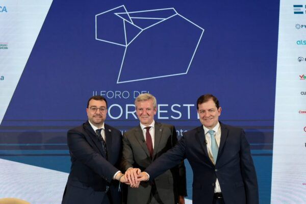 Tres presidentes discutiendo en el II Foro del Noroeste sobre desarrollo regional
