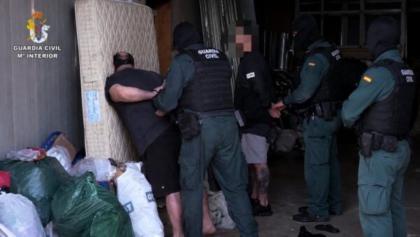 Agentes de la Guardia Civil deteniendo a un sospechoso en Salamanca