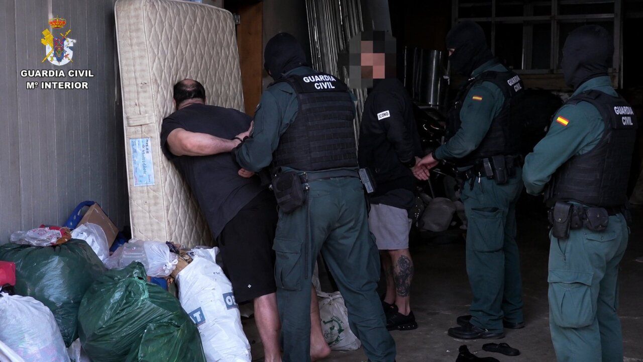 Agentes de la Guardia Civil deteniendo a un sospechoso en Salamanca