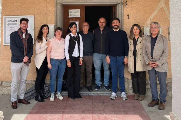 Julia Rivas y miembros del PSOE en su despedida como alcaldesa de Topas