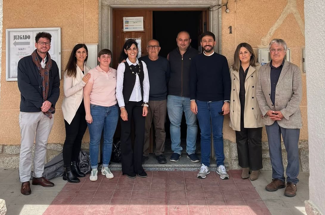 Julia Rivas y miembros del PSOE en su despedida como alcaldesa de Topas