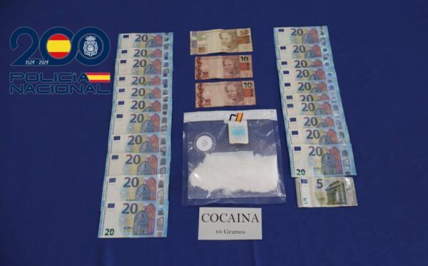 Muestra de 88 gramos de cocaína y dinero en efectivo