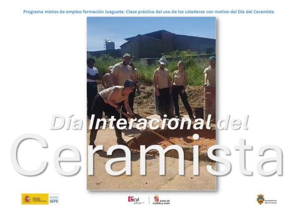Participantes en el Día del Ceramista en Alba de Tormes preparando barro