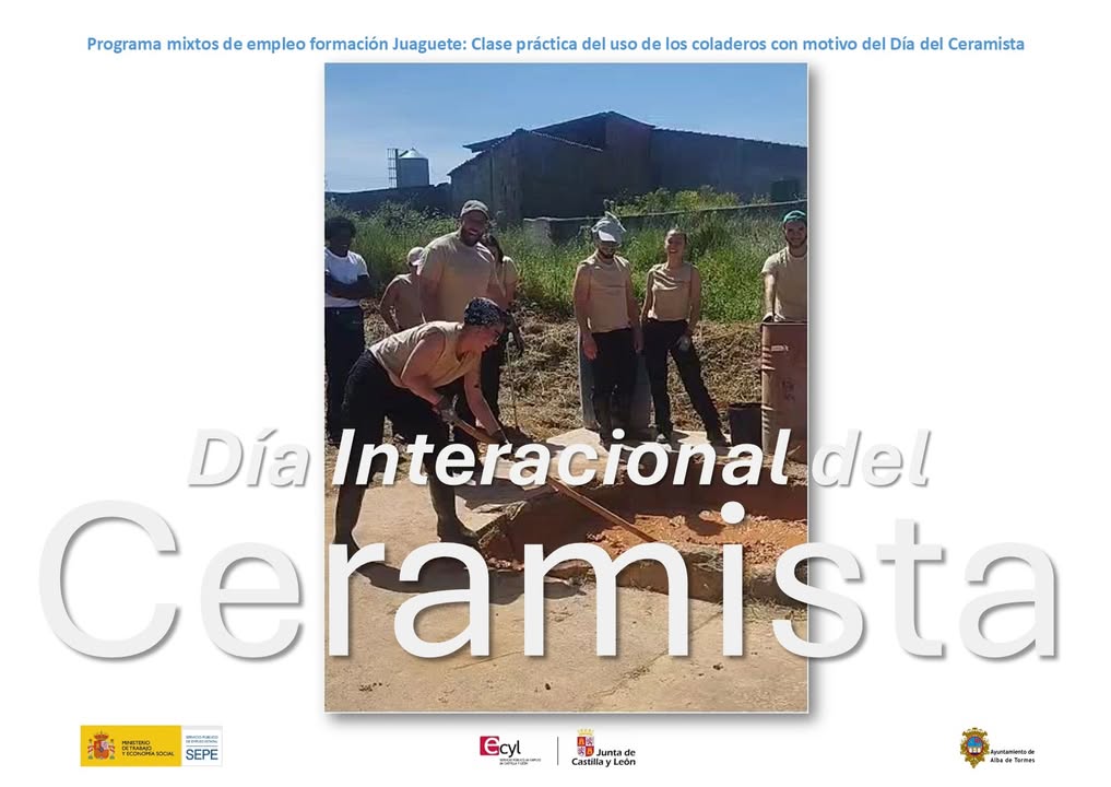 Participantes en el Día del Ceramista en Alba de Tormes preparando barro