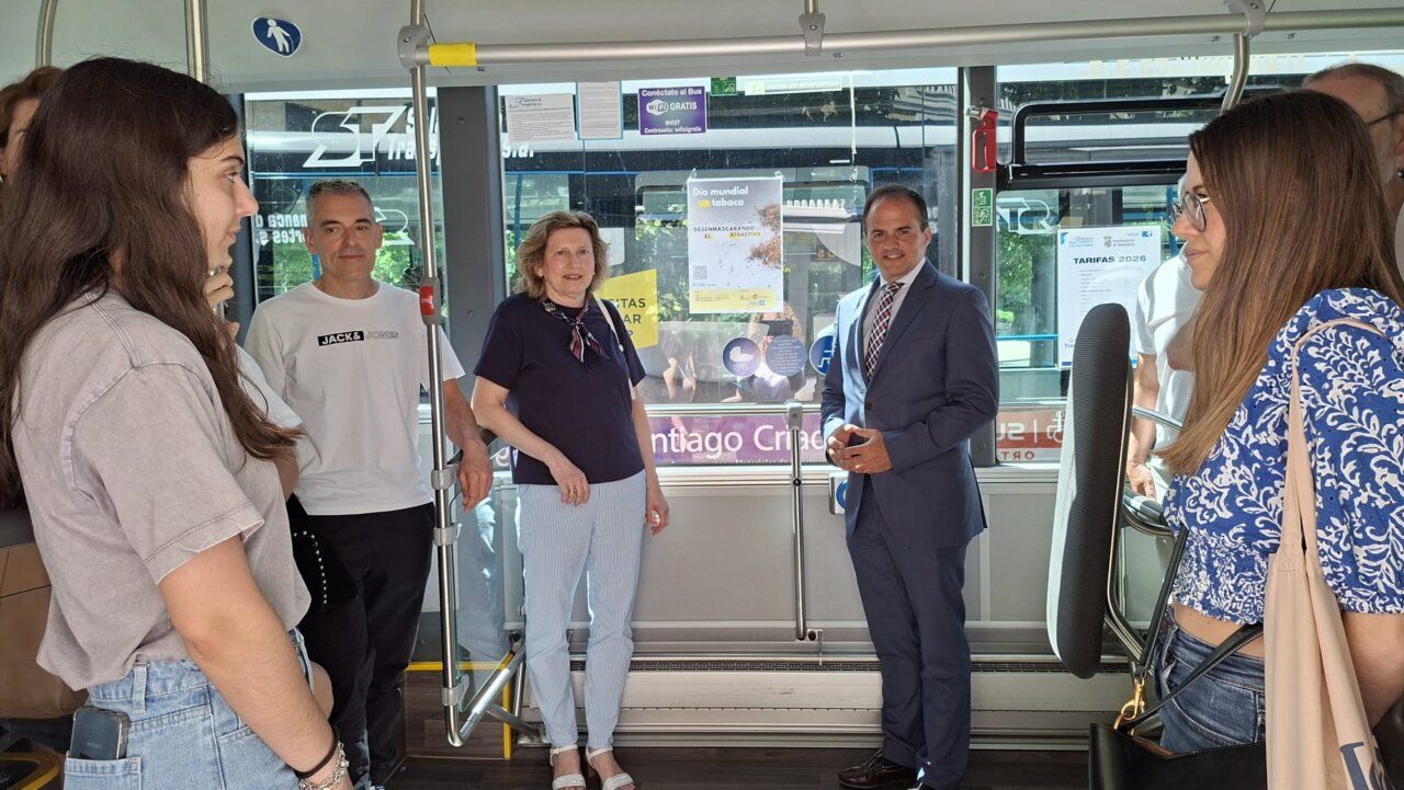 Grupo de personas en un transporte público durante el Día Mundial Sin Tabaco