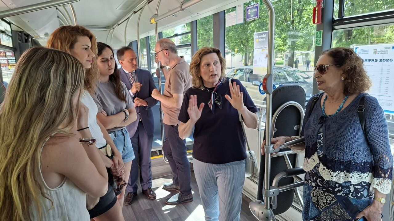 Grupo de personas en un autobús durante la campaña del Día Mundial Sin Tabaco en Salamanca