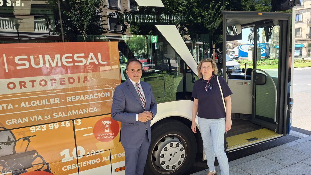 Evento del Día Mundial Sin Tabaco en Salamanca con personas y autobús