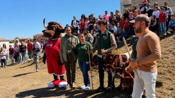 Niños y adultos participan en el encierro infantil en Villamayor