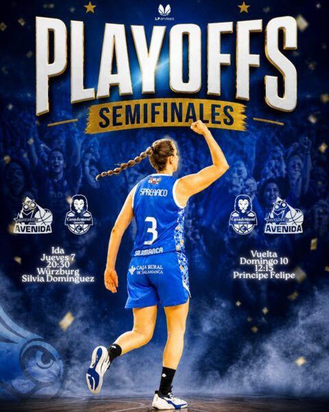 Jugadora levantando el puño en un evento de baloncesto