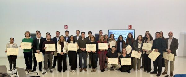 Grupo de personas sosteniendo diplomas en la Escuela de Emprendimiento