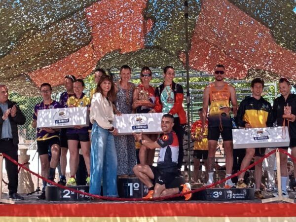 Entrega de premios en la XIV Carrera Cívico-Militar de Salamanca con participantes y autoridades.