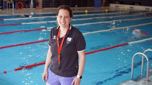 Esther Sánchez Moro en la piscina durante una clase de natación