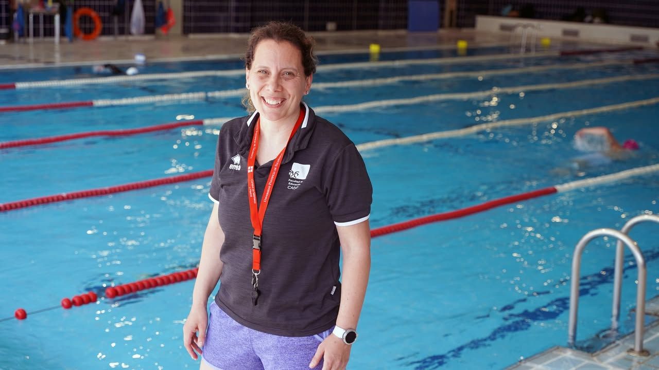 Esther Sánchez Moro en la piscina durante una clase de natación