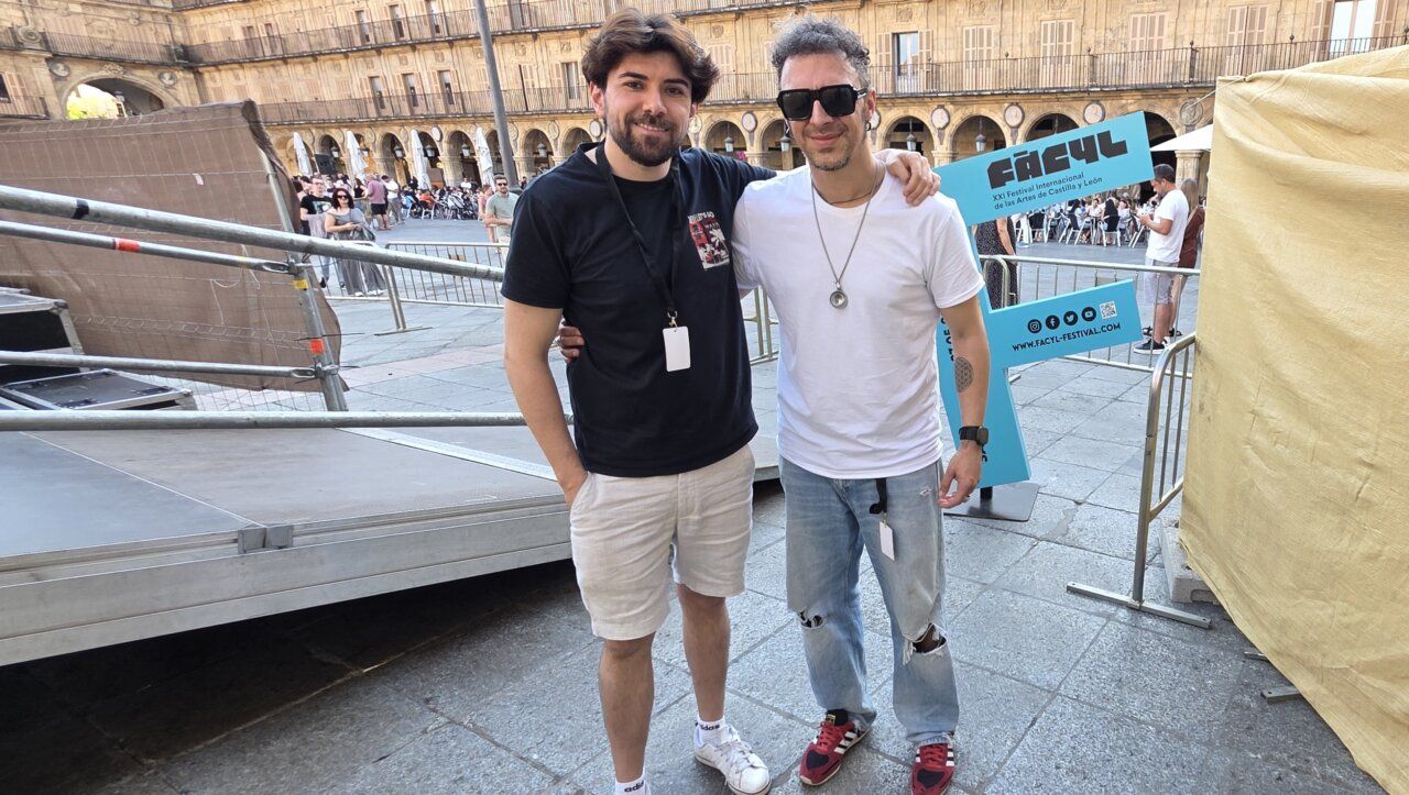 Gabriel de la Rosa de Shinova posando en Salamanca con un amigo