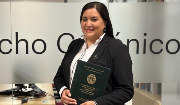 María Teresa Marcos sosteniendo un libro sobre música religiosa