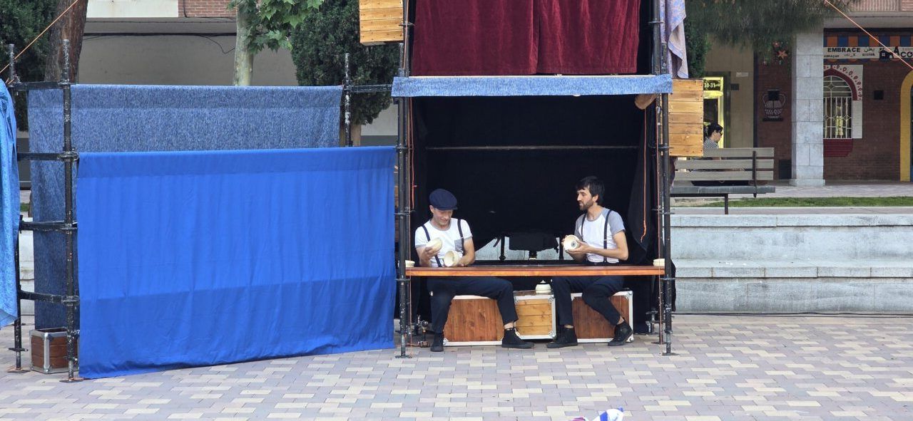 Dos malabaristas en un espectáculo de circo con diábolos.