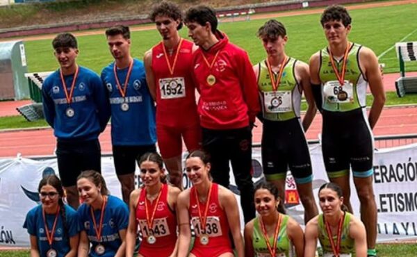 Grupo de estudiantes de la USAL con medallas en campeonatos deportivos