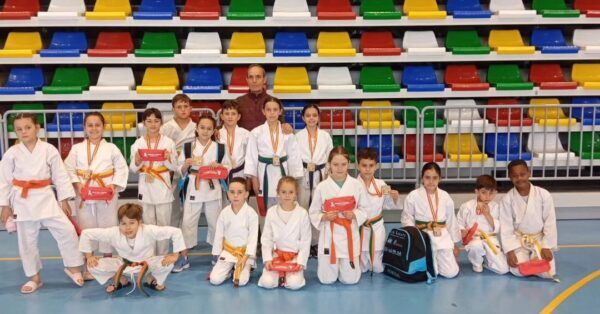 Grupo de niños karatekas del Club Karate CID con medallas en campeonato