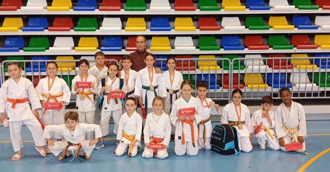 Grupo de niños karatekas del Club Karate CID con medallas en campeonato