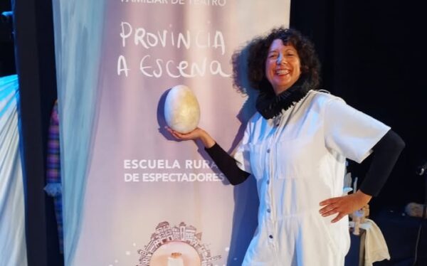 Actriz en el festival de teatro con un cartel de la provincia a escena