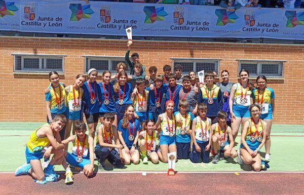 Grupo de jóvenes atletas con medallas en campeonato autonómico