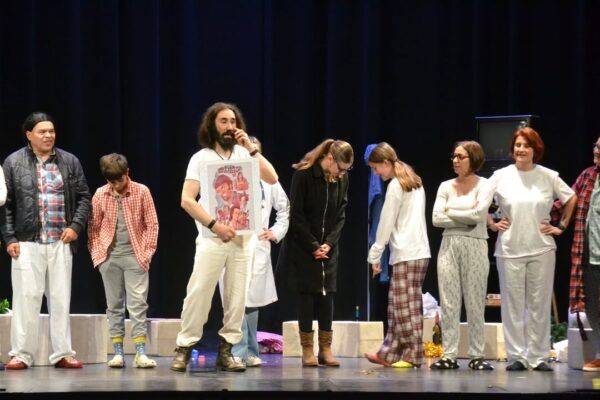 Actores en el escenario durante el Taller Intergeneracional de Teatro