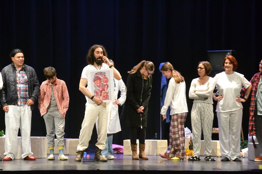 Actores en el escenario durante el Taller Intergeneracional de Teatro