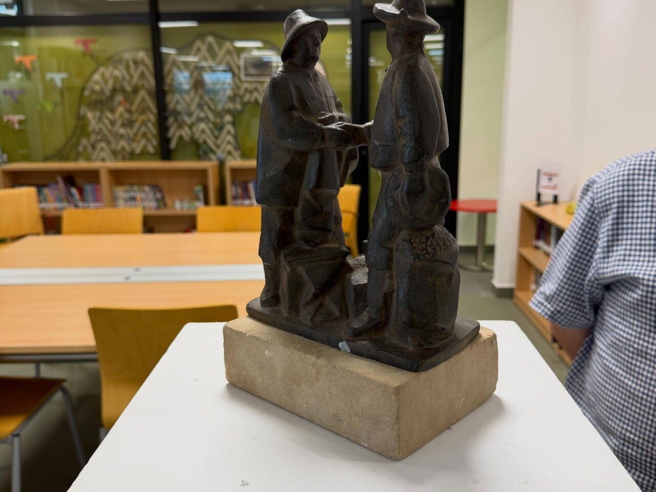 Escultura de cerámica en exposición en la Biblioteca Municipal de Villamayor