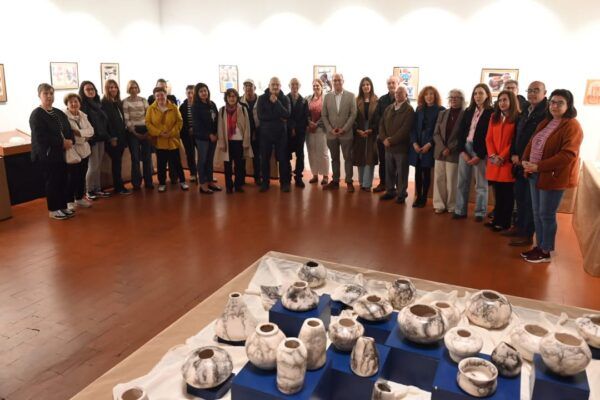 Grupo de personas en la exposición de cerámica en Ciudad Rodrigo