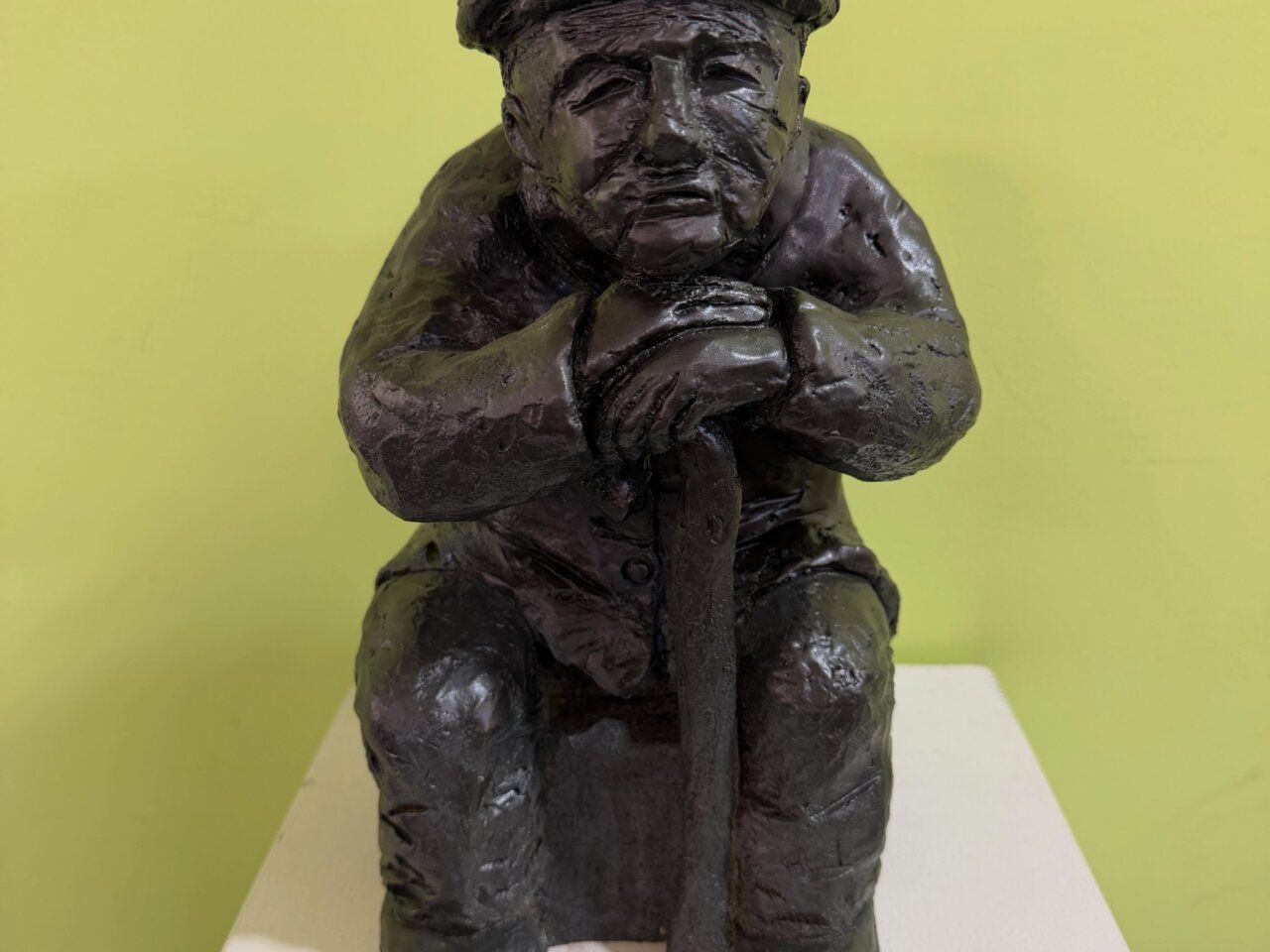Escultura de cerámica en exposición en la Biblioteca Municipal de Villamayor