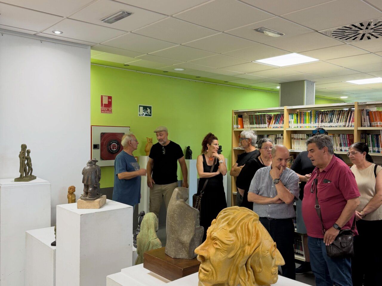 Inauguración de una exposición de cerámica en la Biblioteca Municipal de Villamayor