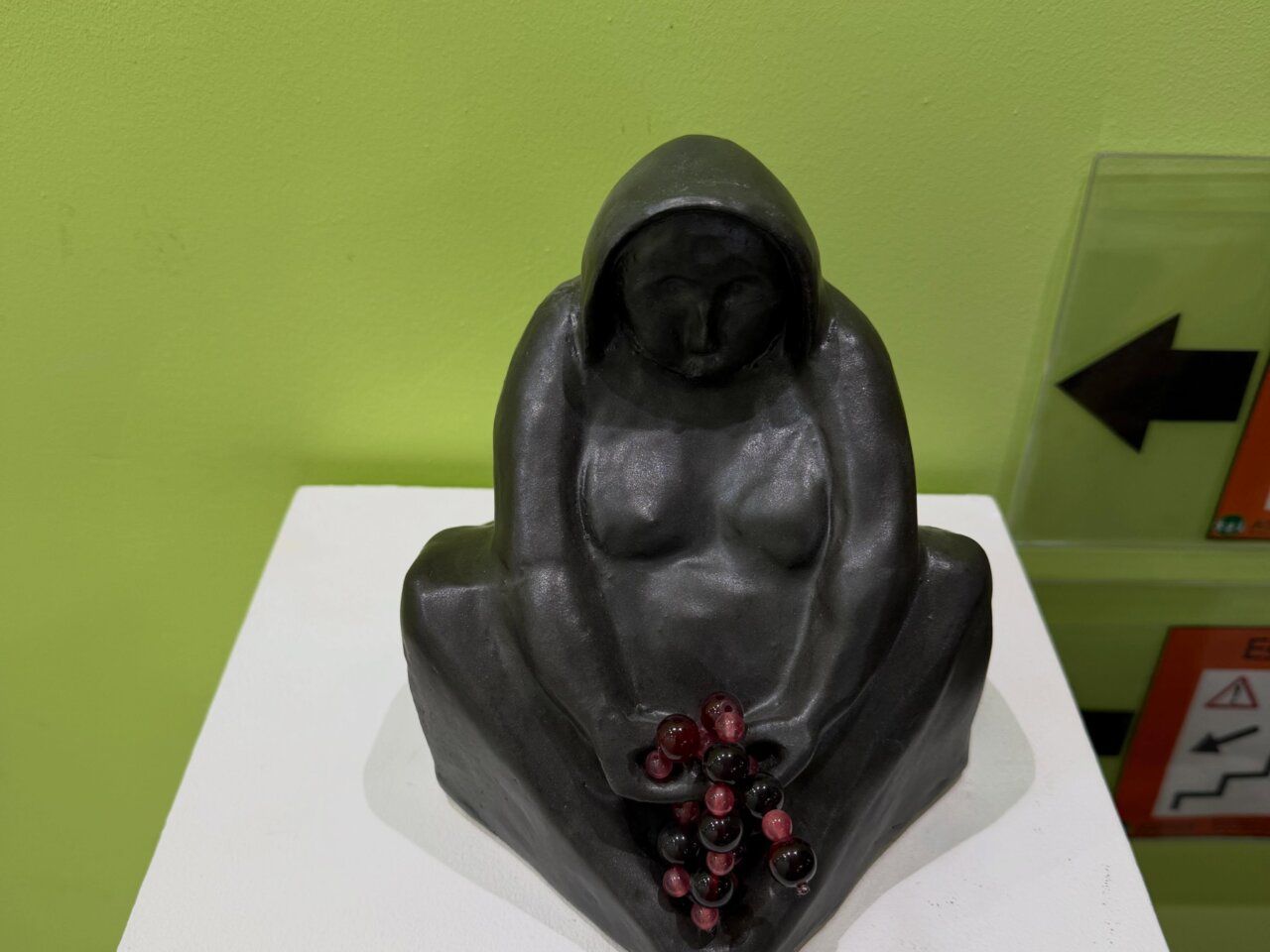 Escultura de cerámica en exposición en la Biblioteca Municipal de Villamayor