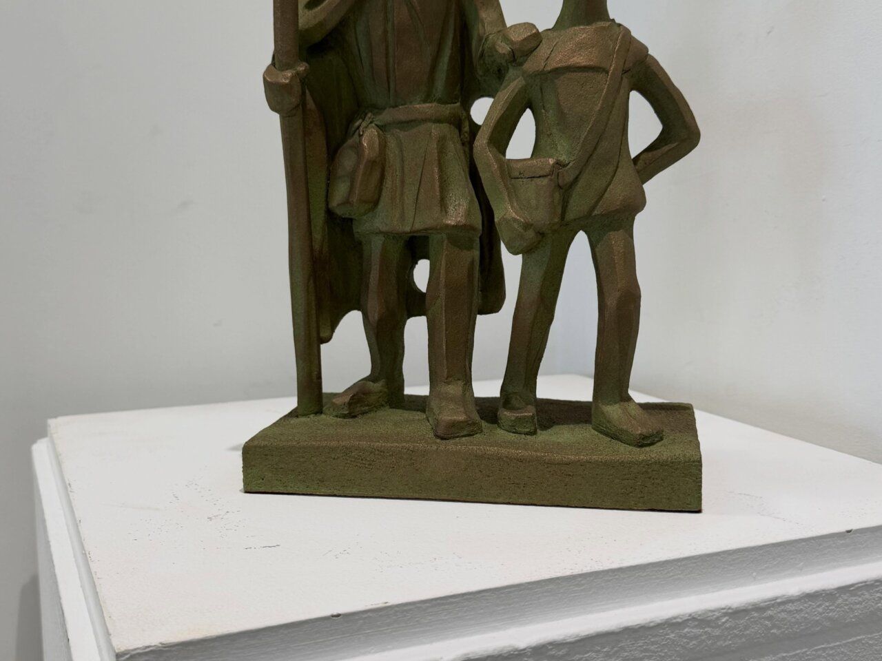 Escultura de cerámica en exposición en la Biblioteca Municipal de Villamayor