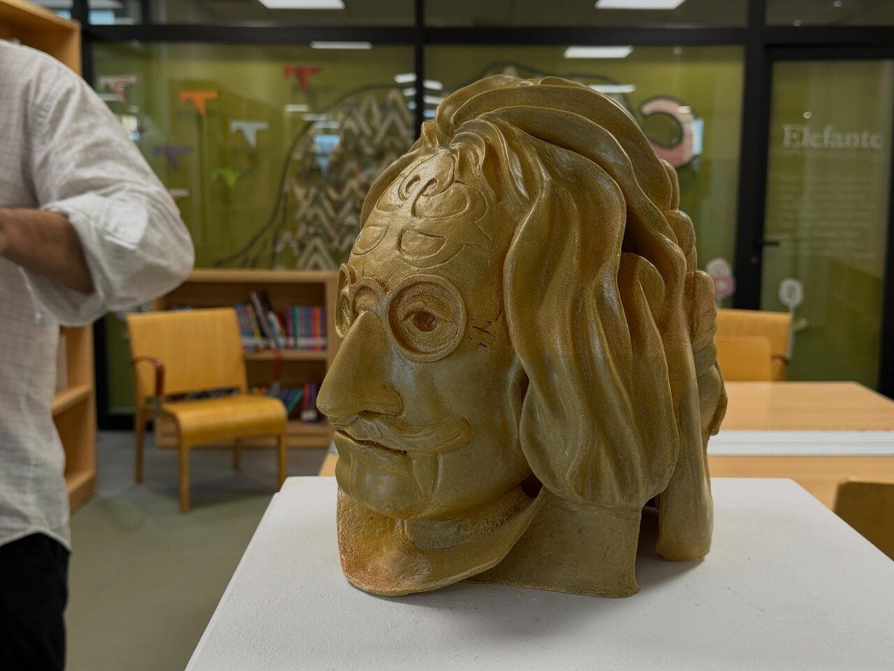 Escultura de cerámica en exposición en la Biblioteca Municipal de Villamayor