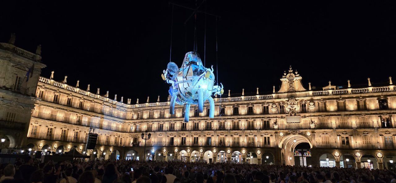 Espectáculo aéreo en la Plaza Mayor de Salamanca durante el FÀCYL 2026