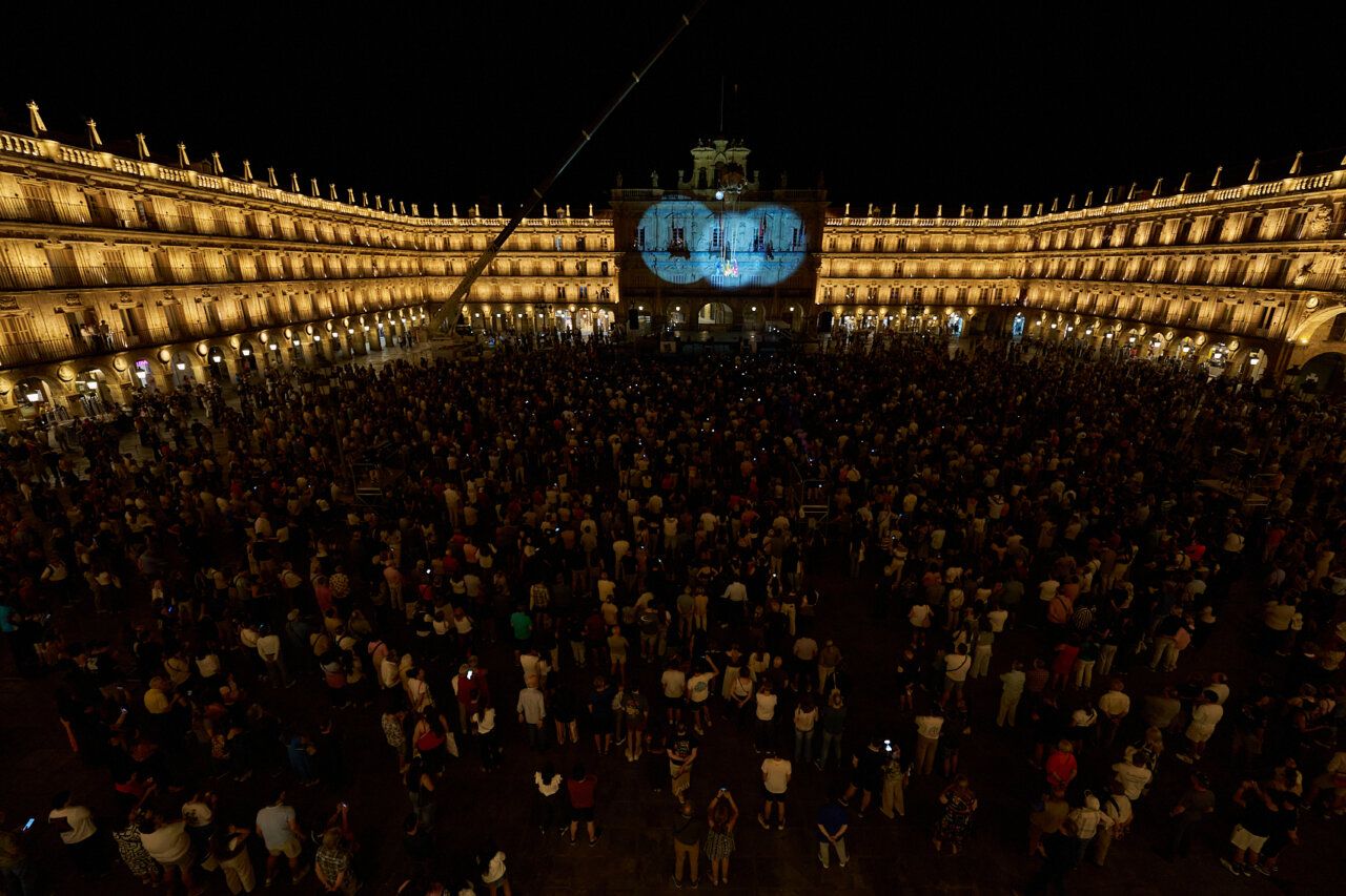 Espectáculo aéreo en la Plaza Mayor de Salamanca durante el FÀCYL Festival.