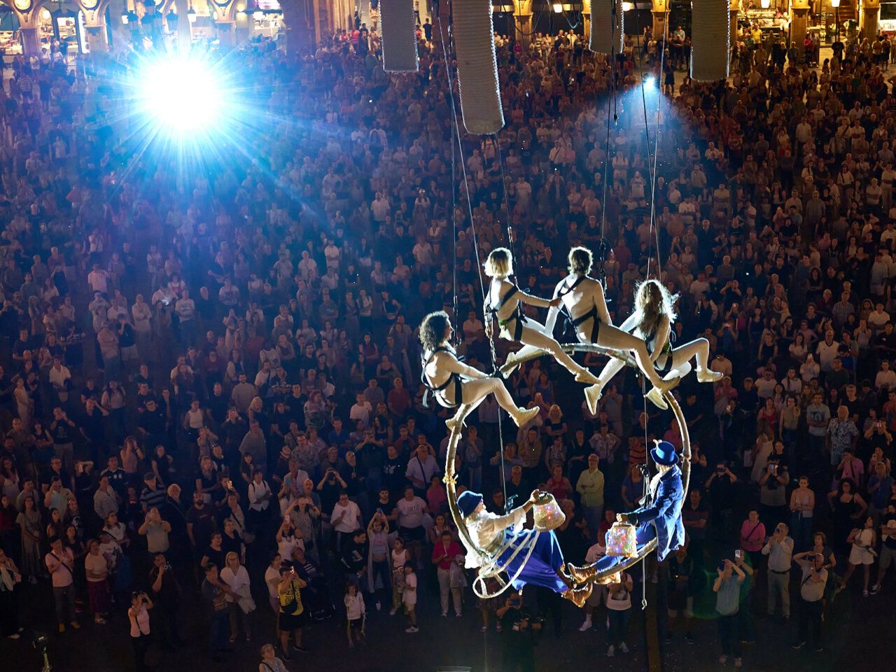 Espectáculo aéreo en la Plaza Mayor de Salamanca durante el FÀCYL Festival.