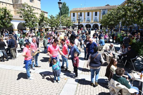 Multitud de personas disfrutando en la Feria del Farinato en Ciudad Rodrigo