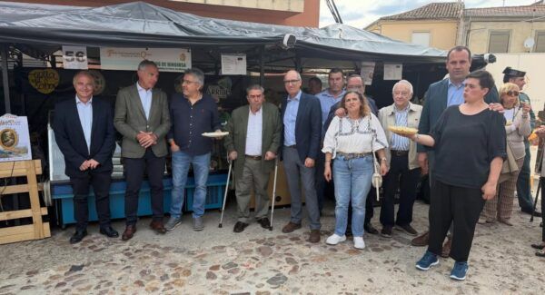 Grupo de personas en la Feria Internacional del Queso en Hinojosa de Duero