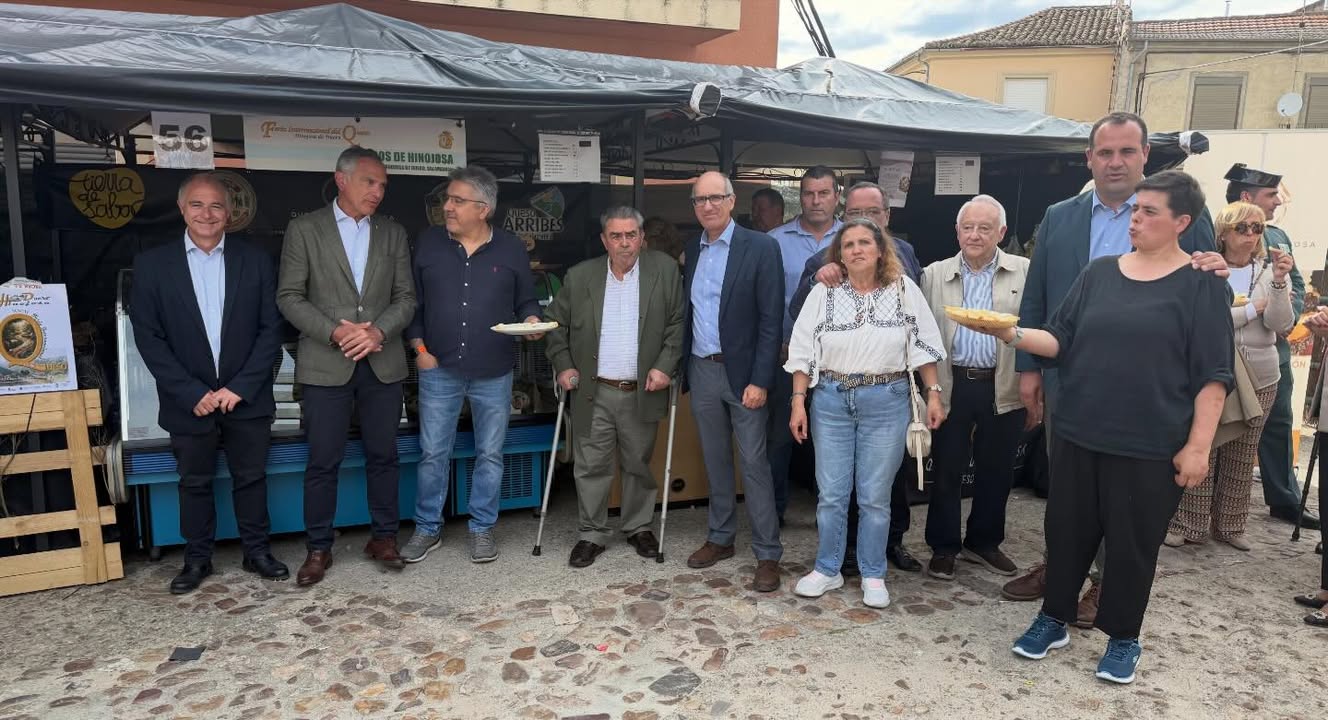 Grupo de personas en la Feria Internacional del Queso en Hinojosa de Duero