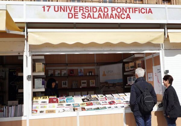 Stand de la Universidad Pontificia de Salamanca en la Feria Municipal del Libro