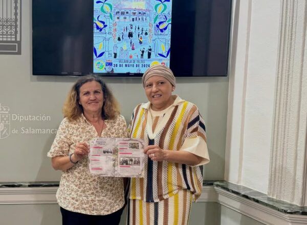 Dos mujeres sosteniendo un folleto de la Feria Primavera Charra