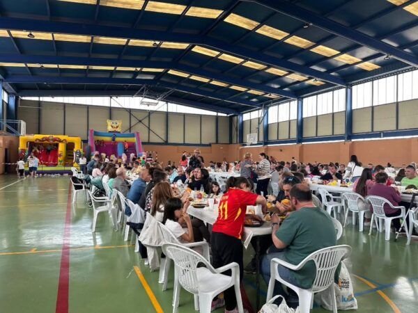 Fiesta en el pabellón con familias y niños disfrutando de actividades