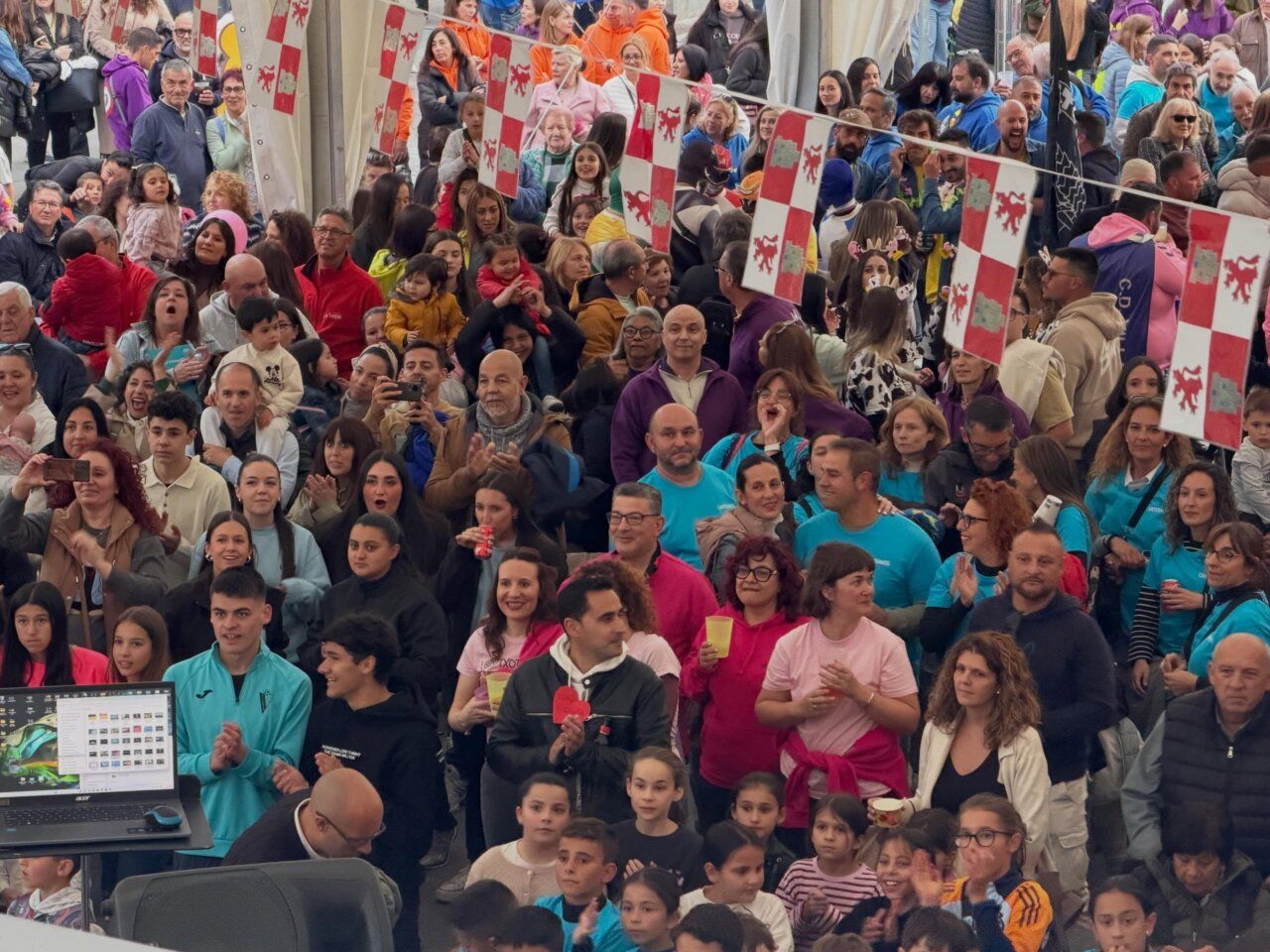 Multitud de personas celebrando el chupinazo en Villamayor