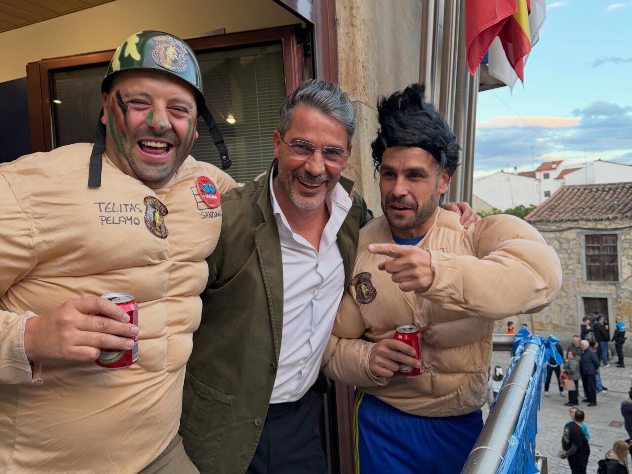 Tres hombres disfrazados celebrando en las fiestas de Nuestra Señora de los Remedios
