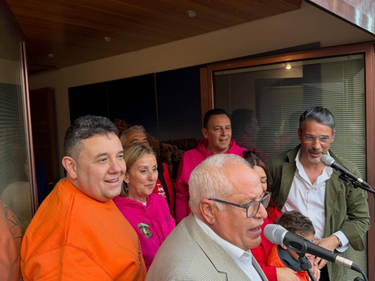 Grupo de personas celebrando el chupinazo de las fiestas de Villamayor