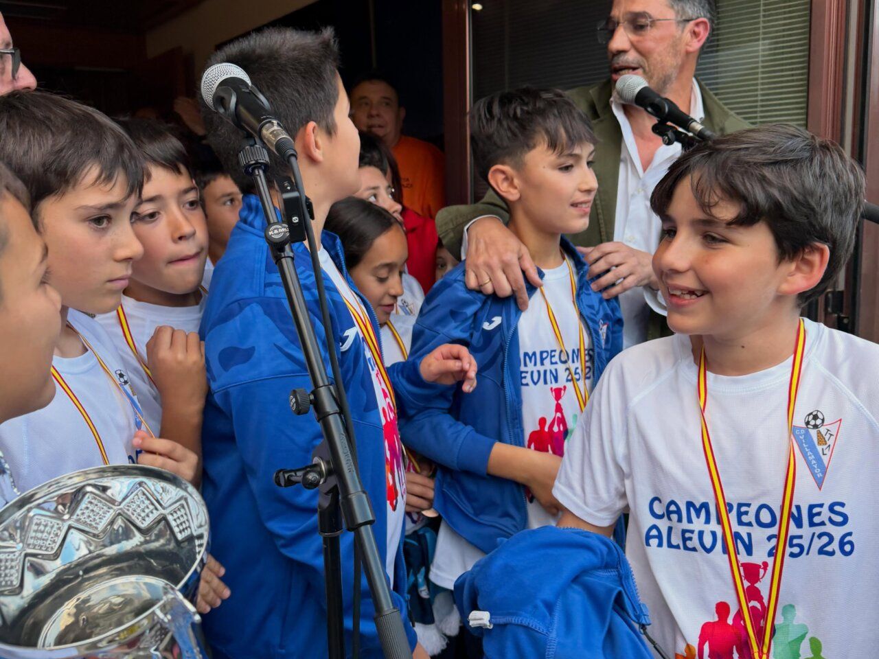 Niños campeones del Club de Fútbol Villamayor en las fiestas patronales