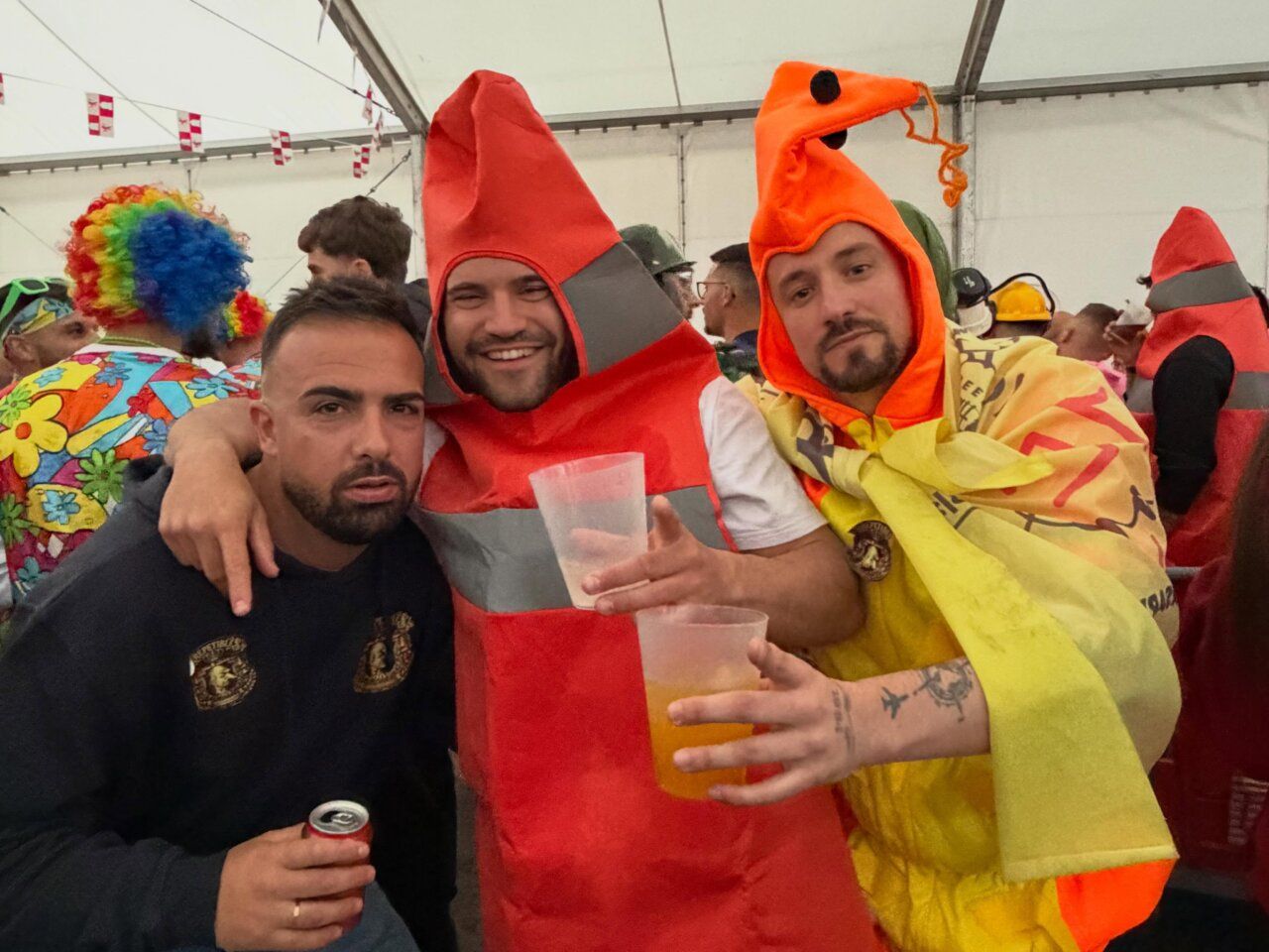 Grupo de amigos disfrazados en las fiestas de Nuestra Señora de los Remedios