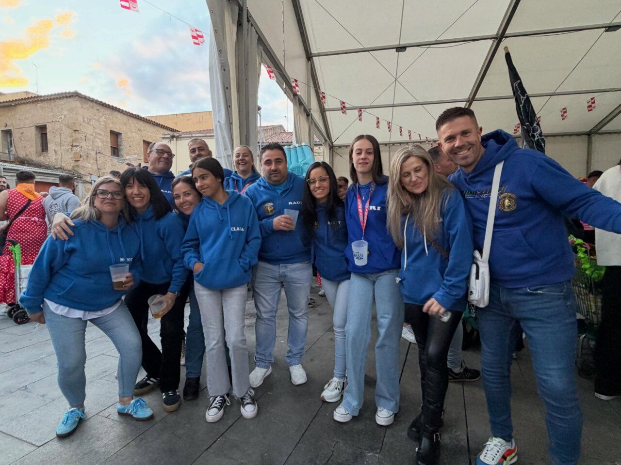 Grupo de personas celebrando en las fiestas de Nuestra Señora de los Remedios