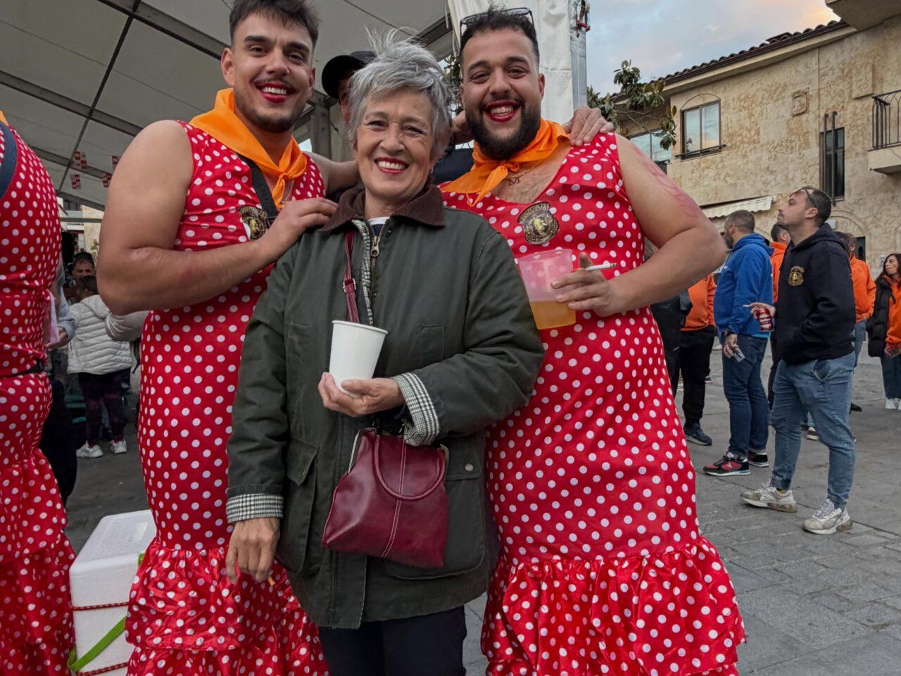 Grupo de personas celebrando en las fiestas de Nuestra Señora de los Remedios